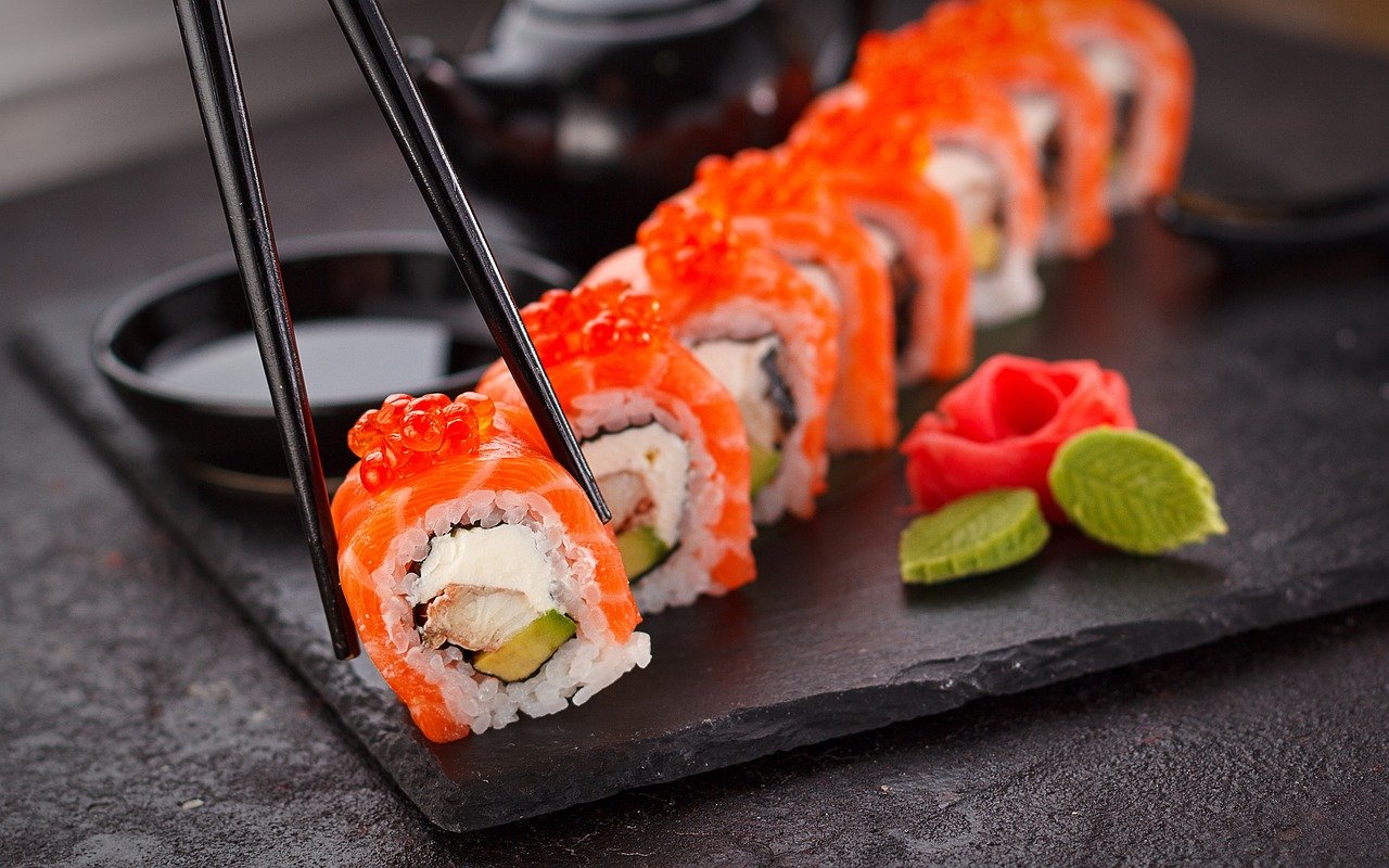 sushi, japanese, plate-2853382.jpg